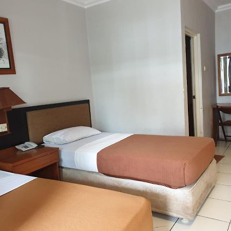 Yehezkiel Hotel Lembang Mitra Reddoorz Buitenkant foto