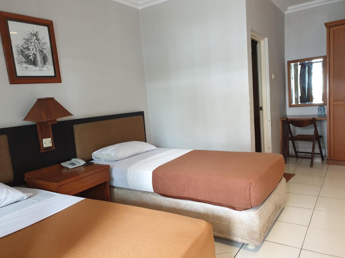 Yehezkiel Hotel Lembang Mitra Reddoorz Buitenkant foto