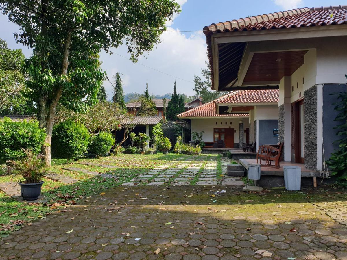 Yehezkiel Hotel Lembang Mitra Reddoorz Buitenkant foto