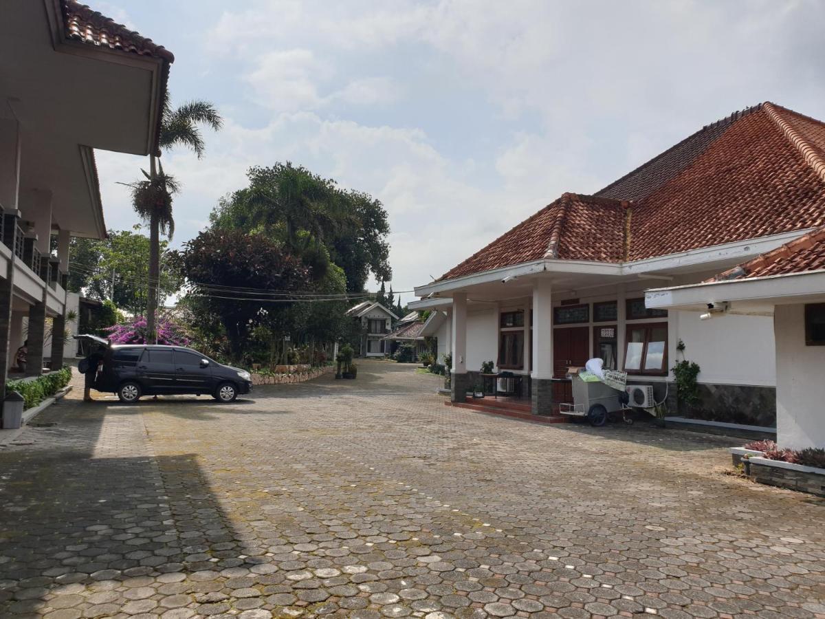 Yehezkiel Hotel Lembang Mitra Reddoorz Buitenkant foto